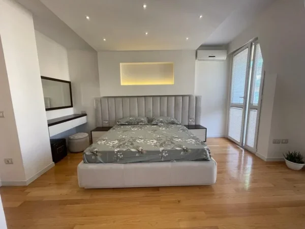 Tirane, Apartament duplex 3+1+Aneks me qira, Kati 5, 186 m² 2,000 € (Air Albania)