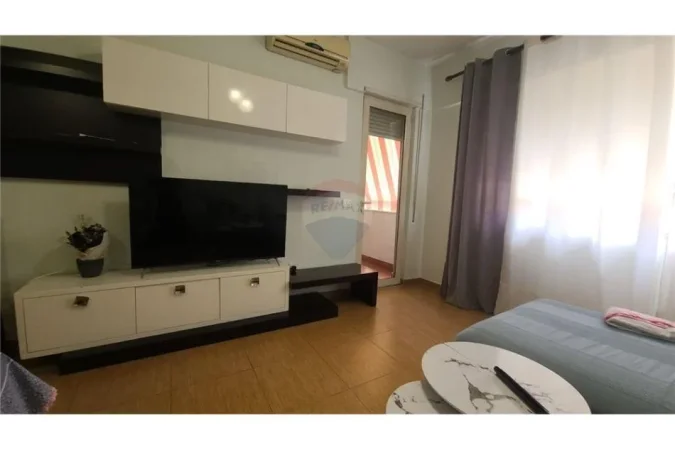 Tirane, jepet me qera apartament 1+1 Kati 2, 65 m² 500 € (Apartament per qira te Komuna e Parisit)