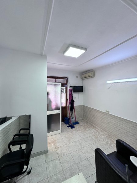 Tirane, jepet me qera ambjent biznesi Kati 1, 18 m² 300 € (Mine Peza)
