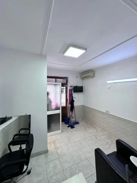 Tirane, jepet me qera ambjent biznesi Kati 1, 18 m² 300 € (Mine Peza)