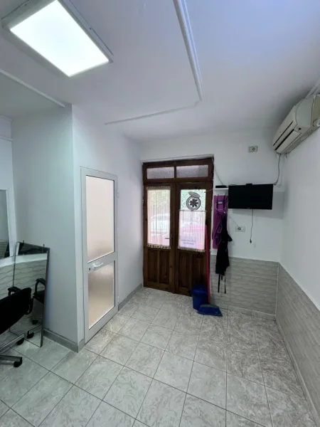 Tirane, jepet me qera ambjent biznesi Kati 1, 18 m² 300 € (Mine Peza)