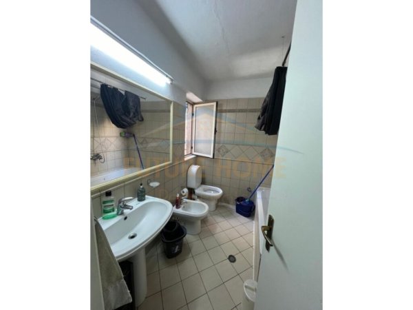 Tirane, jepet me qera apartament 3+1+Ballkon Kati 4, 140 m² 900 € (Zogu i Zi)