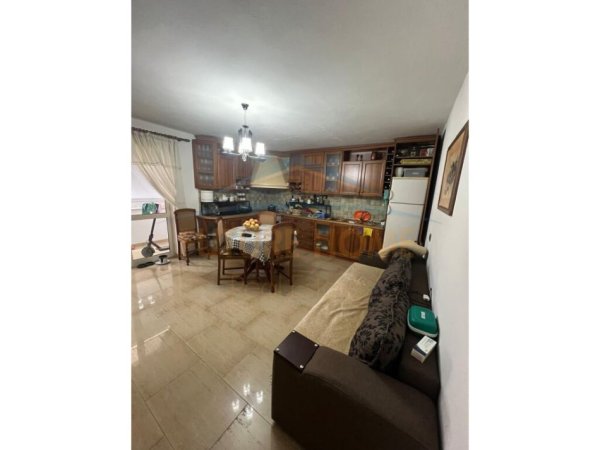 Tirane, jepet me qera apartament 3+1+Ballkon Kati 4, 140 m² 900 € (Zogu i Zi)