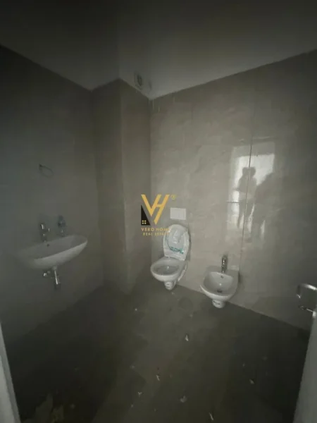 Tirane, jepet me qera zyre Kati 3 ,  80 m² 500 € (RRUGA E DIBRES)