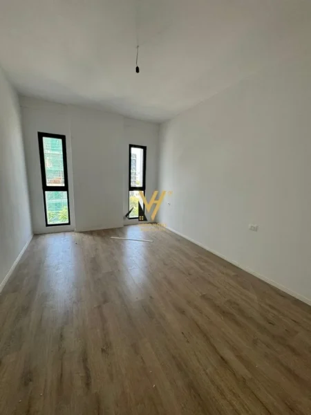 Tirane, jepet me qera zyre Kati 3 ,  80 m² 500 € (RRUGA E DIBRES)