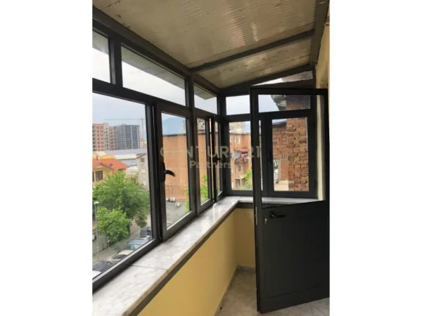 Tirane, jepet me qera apartament 2+1+Ballkon Kati 5, 82 m² 450 € (Ish Restorant Durresi)