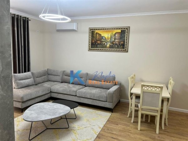 Tirane, jap me qera apartament 2+1+Ballkon , 110 m² 800 € (Rruga e Elbasanit, afer Fakultetit Ekonomik)