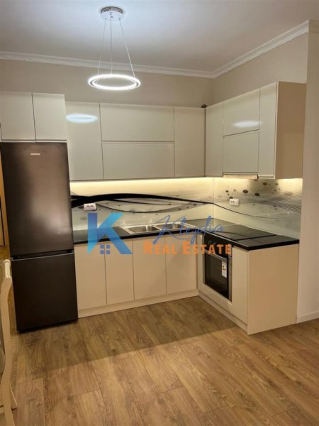 Tirane, jap me qera apartament 2+1+Ballkon , 110 m² 800 € (Rruga e Elbasanit, afer Fakultetit Ekonomik)