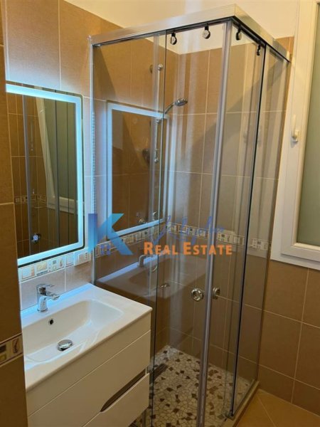 Tirane, jap me qera apartament 2+1+Ballkon , 110 m² 800 € (Rruga e Elbasanit, afer Fakultetit Ekonomik)