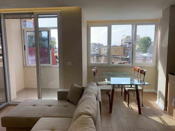 Tirane, jepet me qera apartament 2+1 Kati 5, 90 m² 650 € (Materniteti ri)