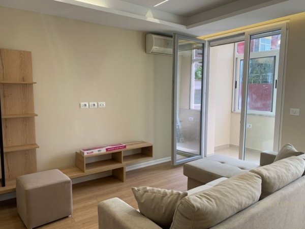 Tirane, jepet me qera apartament 2+1 Kati 5, 90 m² 650 € (Materniteti ri)