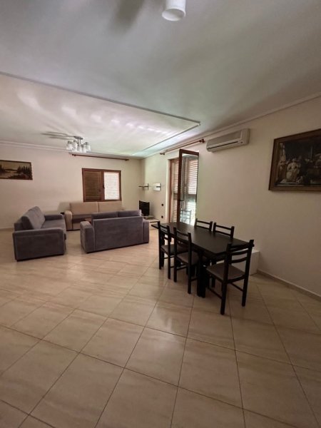 Tirane, jepet me qera apartament 3+1 Kati 2, 145 m² 600 € (Vilat Gjermane)