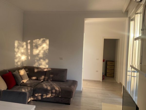 Tirane, jepet me qera apartament 1+1+Ballkon Kati 2, 70 m² 400 € (ali demi ,prane markates se vjeter)