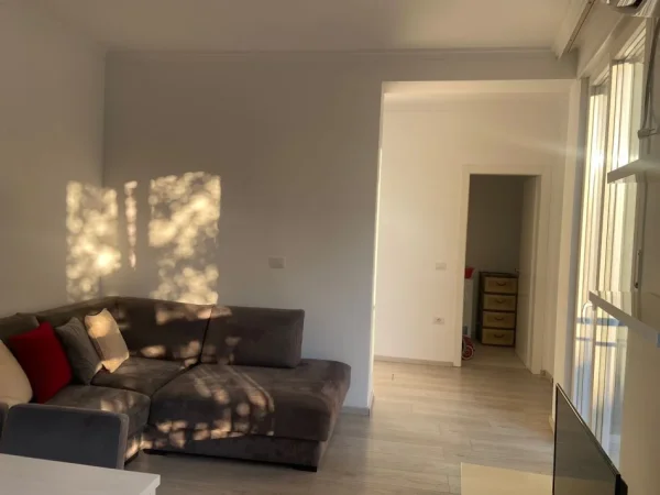 Tirane, jepet me qera apartament 1+1+Ballkon Kati 2, 70 m² 400 € (ali demi ,prane markates se vjeter)