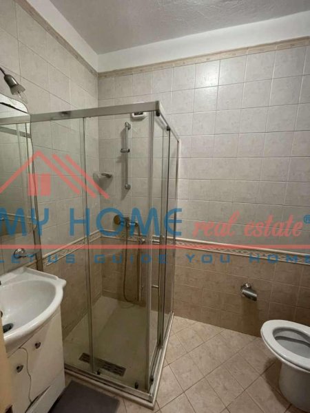 Tirane, jepet me qera apartament 2+1+Ballkon Kati 8, 145 m² 800 € (Bllok)