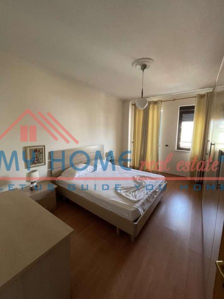 Tirane, jepet me qera apartament 2+1+Ballkon Kati 8, 145 m² 800 € (Bllok)