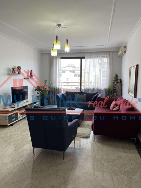 Tirane, jepet me qera apartament 2+1+Ballkon Kati 8, 145 m² 800 € (Bllok)