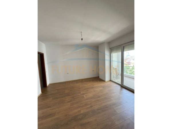 Tirane, shitet apartament 3+1+Ballkon Kati 5, 160 m² 270,000 € (Petro Nini Luarasi)