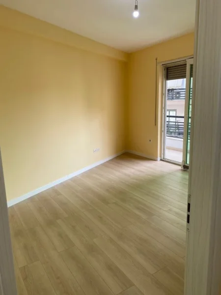 Tirane, jepet me qera zyre Kati 2, 82 m² 700 € (Selvia)