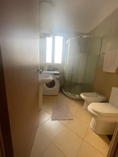 Tirane, jepet me qera apartament 1+1+Ballkon Kati 3, 60 m² 350 € (Fizika Berthamore Fresk)