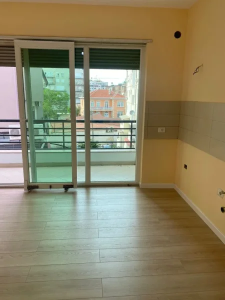 Tirane, jepet me qera ambjent biznesi Kati 2, 80 m² 700 € (Rr e Dibres)