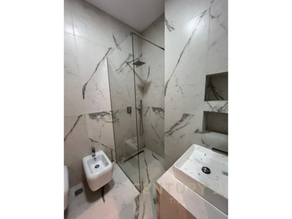 Tirane, jepet me qera apartament 2+1+Ballkon Kati 3, 90 m² 1,200 € (teg)