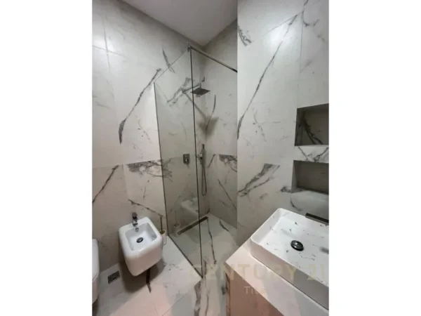 Tirane, jepet me qera apartament 2+1+Ballkon Kati 3, 90 m² 1,200 € (teg)