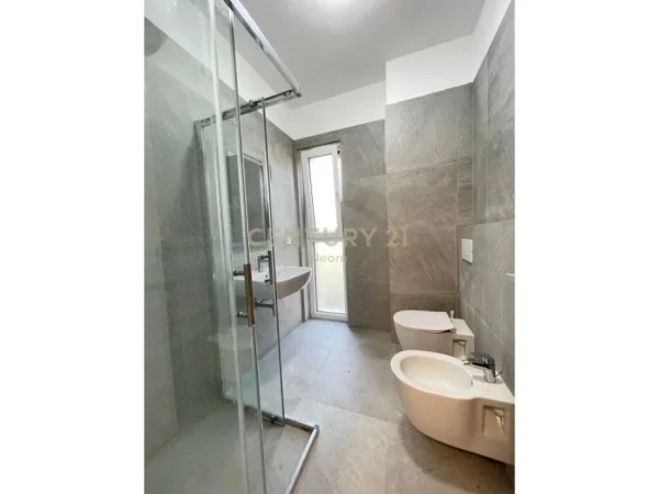 Tirane, jepet me qera apartament 1+1+Ballkon Kati 0, 64 m² 700 € (liqeni)