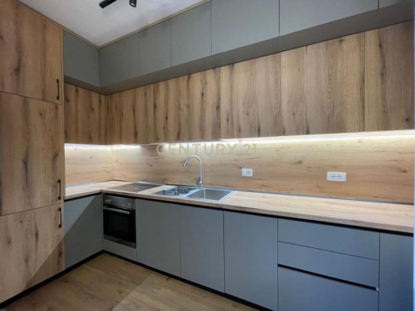 Tirane, jepet me qera apartament 1+1+Ballkon Kati 0, 64 m² 700 € (liqeni)