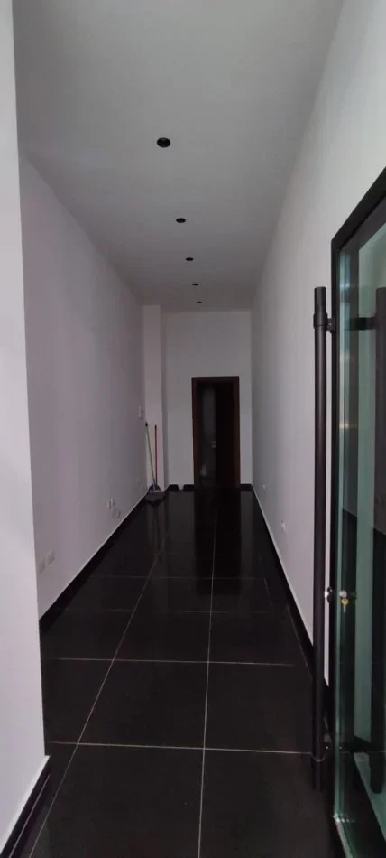 Tirane, jepet me qera ambjent biznesi Kati 0, 25 m² 450 € (Rruga e Kavajes)