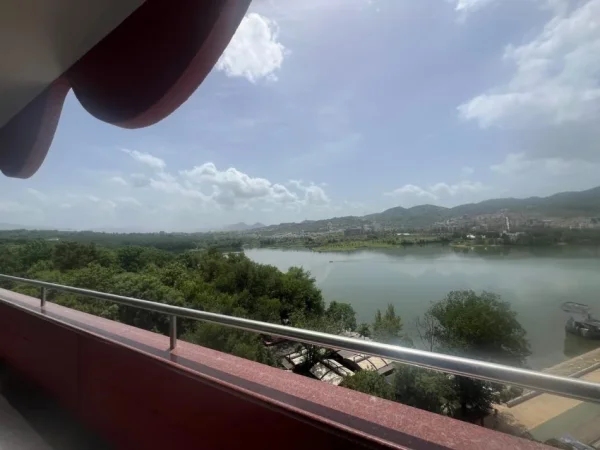 Tirane, jepet me qera apartament 3+1+Ballkon Kati 7, 180 m² 2,100 € (Liqeni)