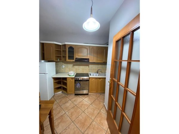 Tirane, jepet me qera apartament 1+1 Kati 3, 550 € (komuna e parisist)
