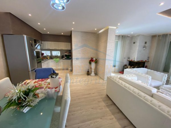 Tirane, shitet apartament 3+1+Ballkon Kati 7, 212 m² 332,000 € (Rruga e Dibres)