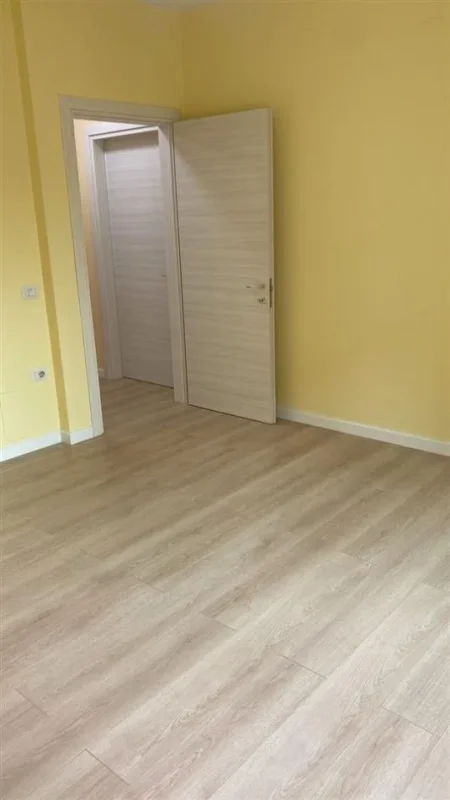 Tirane, jepet me qera ambjent biznesi Kati 2, 82 m² 700 € (Selvia)