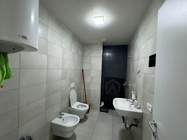 Tirane, jepet me qera zyre Kati 6, 65 m² 500 € (Kompleksi Olimpik)