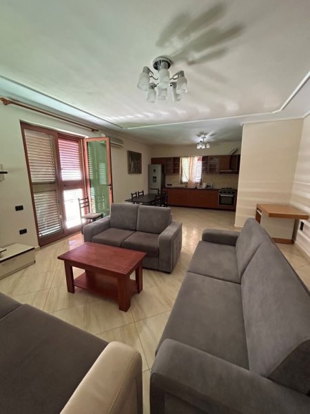 Tirane, jepet me qera apartament 3+1+Ballkon Kati 2, 145 m² 600 € (VILATT GJERMANE)
