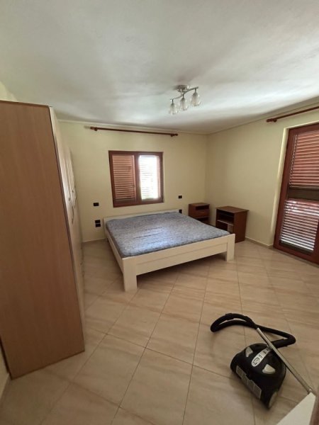 Tirane, jepet me qera apartament 3+1+Ballkon Kati 2, 145 m² 600 € (VILATT GJERMANE)