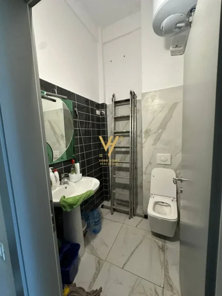Tirane, shitet dyqan Kati 0, 28 m² 65,000 € (ZOGU I ZI)