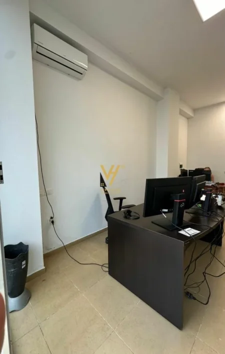 Tirane, shitet dyqan Kati 0, 28 m² 65,000 € (ZOGU I ZI)