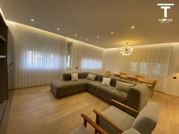 Tirane, jepet me qera Vile 4+1+Ballkon Kati 2, 350 m² 3,000 € (TEG) TT 927