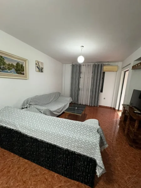 Tirane, jepet me qera apartament 2+1+Ballkon Kati 2, 85 m² 350 € (Prane terminalit te autobusave , Kompleksi Malajzian)