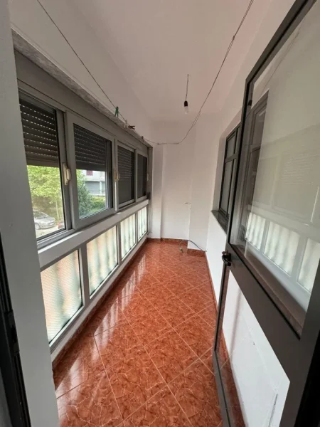 Tirane, jepet me qera apartament 2+1+Ballkon Kati 2, 85 m² 350 € (Prane terminalit te autobusave , Kompleksi Malajzian)