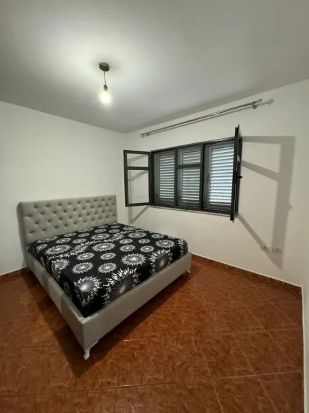 Tirane, jepet me qera apartament 2+1+Ballkon Kati 2, 85 m² 350 € (Prane terminalit te autobusave , Kompleksi Malajzian)