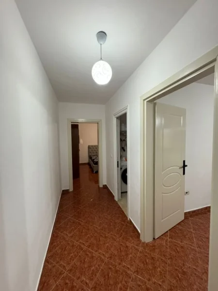 Tirane, jepet me qera apartament 2+1+Ballkon Kati 2, 85 m² 350 € (Prane terminalit te autobusave , Kompleksi Malajzian)