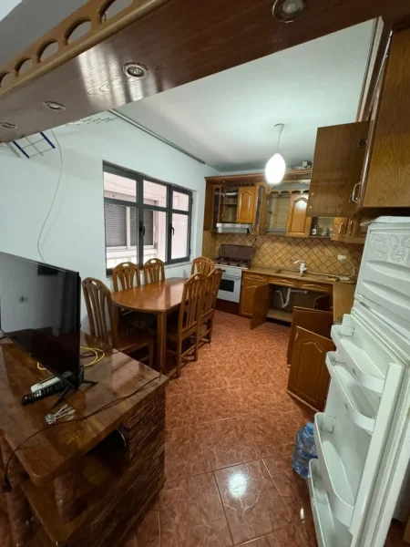 Tirane, jepet me qera apartament 2+1+Ballkon Kati 2, 85 m² 350 € (Prane terminalit te autobusave , Kompleksi Malajzian)