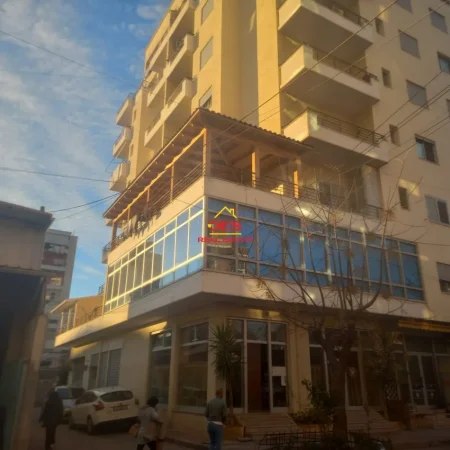Vlore, shitet ambjent biznesi Kati 2, 76 m² 84,480 € (Rruga Fiqirete Musta)