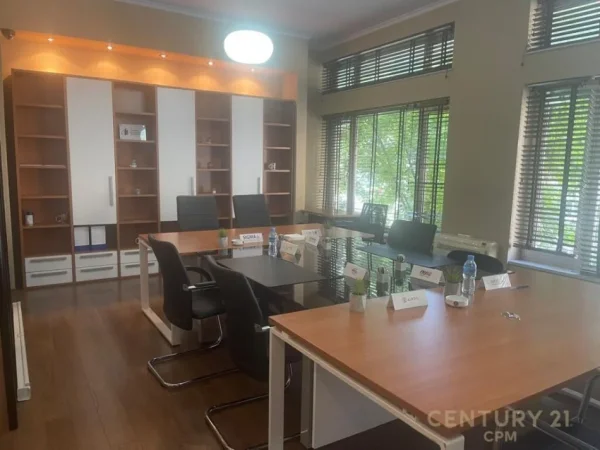 Tirane, jepet me qera zyre Kati 1, 80 m² 1,500 € (ISH EKSPOZITA)
