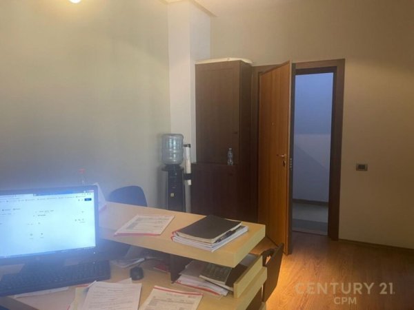 Tirane, jepet me qera zyre Kati 1, 80 m² 1,500 € (ISH EKSPOZITA)