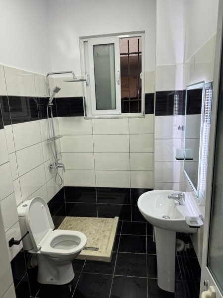 Tirane, jepet me qera apartament 1+1 Kati 1, 80 m² 500 € (5 Maj)