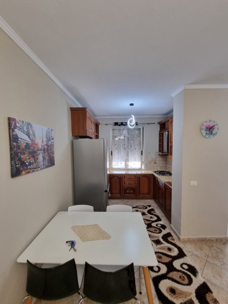 Tirane, jepet me qera apartament 2+1+Ballkon Kati 3, 95 m² 470 € (vasil shanto)